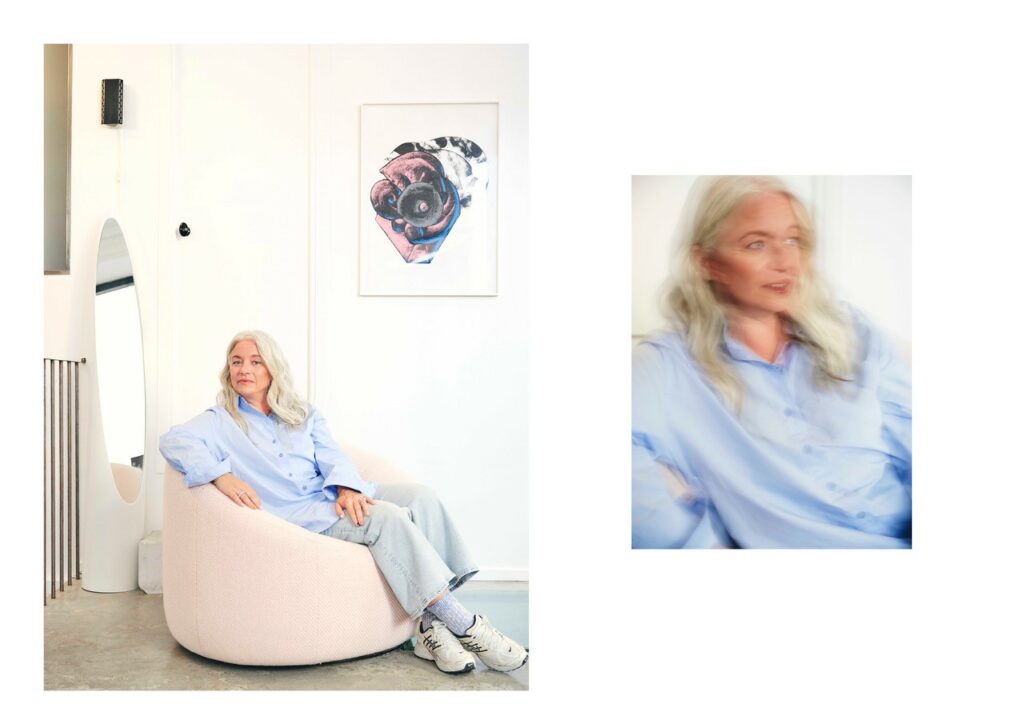 photo d'Anne-Sophie Prevot sur un fauteuil. femme élégante aux cheveux blancs légèrement tournée vers la gauche et portant une chemise bleue.