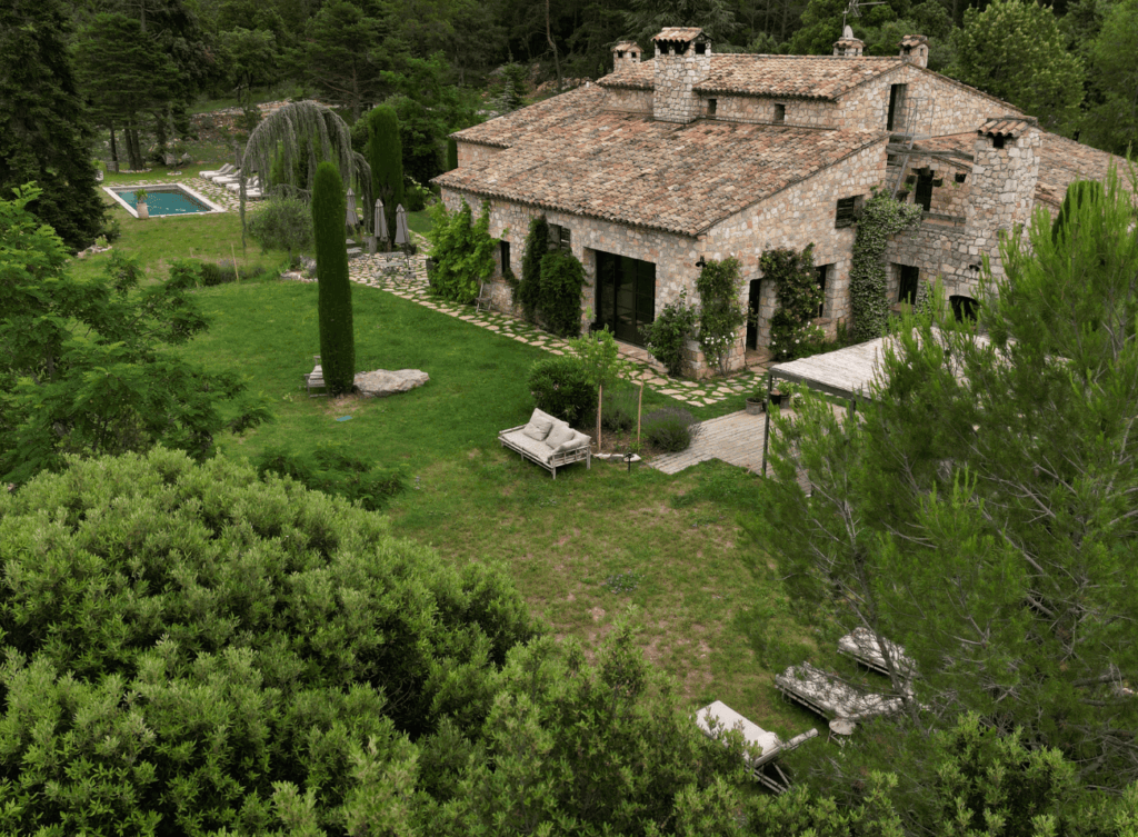 Vue aérienne du Domaine de la Xavolière, mas traditionnel en pierre restauré au style moderne avec piscine et jardin méditerranéen.